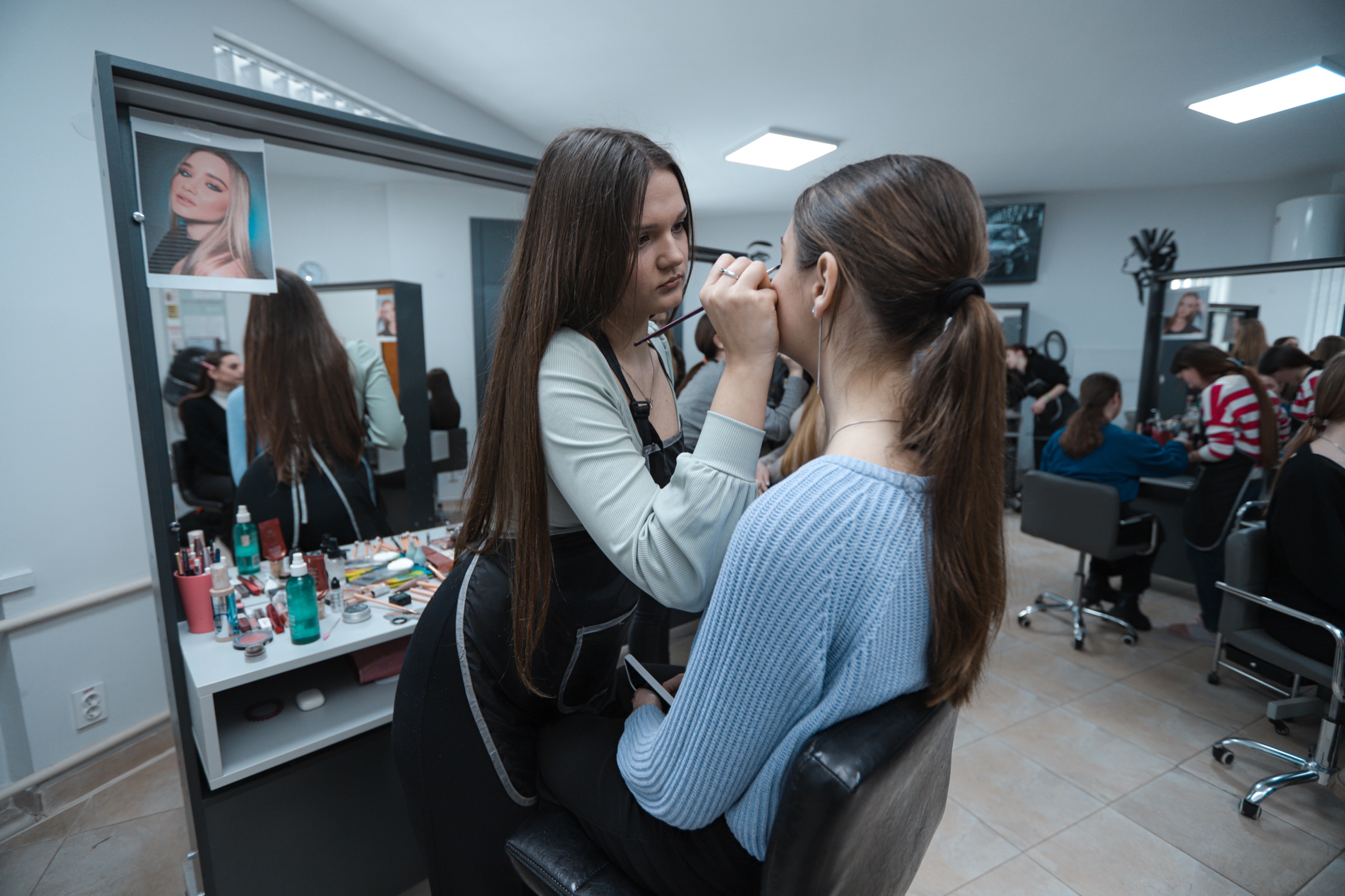 Практичне заняття з макіяжу на моделі