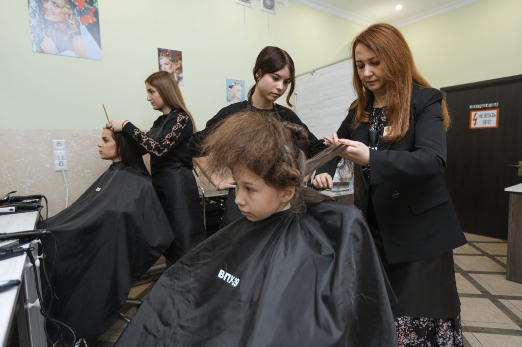 Практичне заняття зі стрижки в перукарській майстерні
